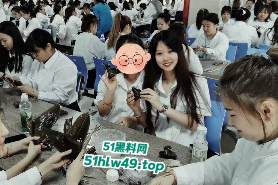 济南护理职业学院【周莎莎】颜值超高的性感母狗，身材性感口活一流约炮全露脸视频流出。-7