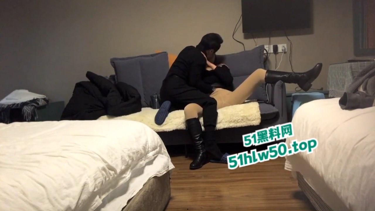 乱伦系列之姑侄，寂寞小姑为品尝年轻鸡巴色诱亲侄，长筒高跟靴诱惑十足主动抬逼让大侄子操到高潮。-5