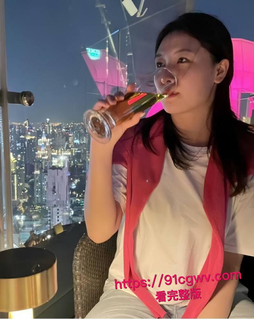 高颜值女神学生为金主深喉口爆,黑丝开裆腿大开大屌直冲嫩穴爆操,淫叫浪翻天!-10