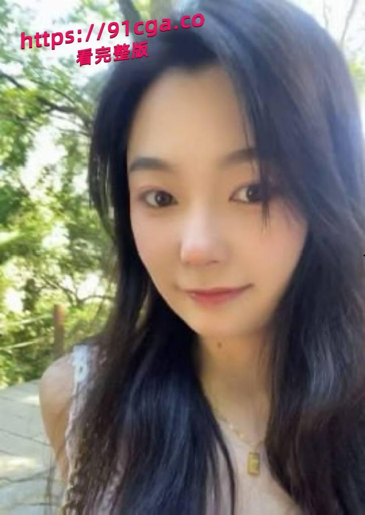 成都文职女王心萍,表面文静,实则暗藏惊人反差!已婚的她经常背着老公,偷偷与情人厮混,私生活糜烂不堪-1