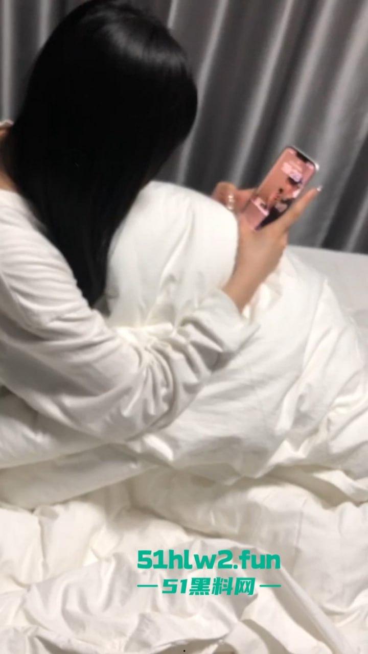 陌陌APP撩妹大神约操河南商丘工学院【孟雨佳】登门爆肏,上操嘴巴下灌精爽得不亦乐乎。-1