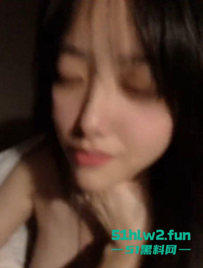 陌陌APP撩妹大神约操河南商丘工学院【孟雨佳】登门爆肏,上操嘴巴下灌精爽得不亦乐乎。-2