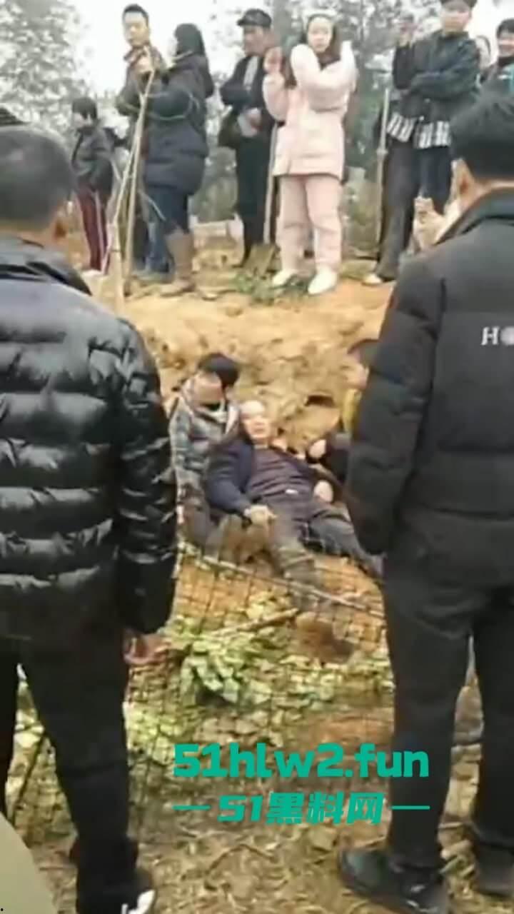 湖南衡阳李花村和添枝村互殴,数名外姓移门村民被打晕倒地不起,现场实拍流出。-7