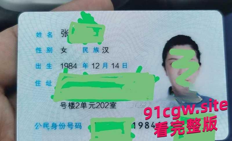 40岁的少儿频道主持和19岁的女儿误导学生一起服侍金主不雅视频曝-6