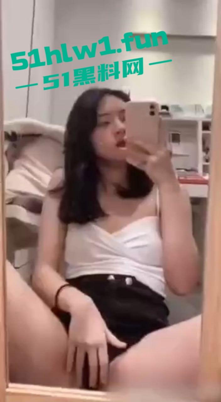 青岛大学【朱晏妮】自慰视频外泄，放假回家没几把草，发给男友自摸福利泄露，草不了逼玩也别玩得这么大啊！-1