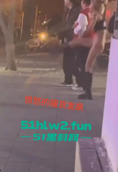 河北秦皇岛社会小妹街头吵架，一言不合就脱裤子露逼让对方操自己，惊呆路人和吃瓜群众。-3