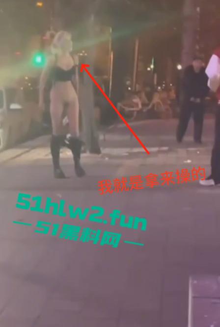 河北秦皇岛社会小妹街头吵架，一言不合就脱裤子露逼让对方操自己，惊呆路人和吃瓜群众。-9