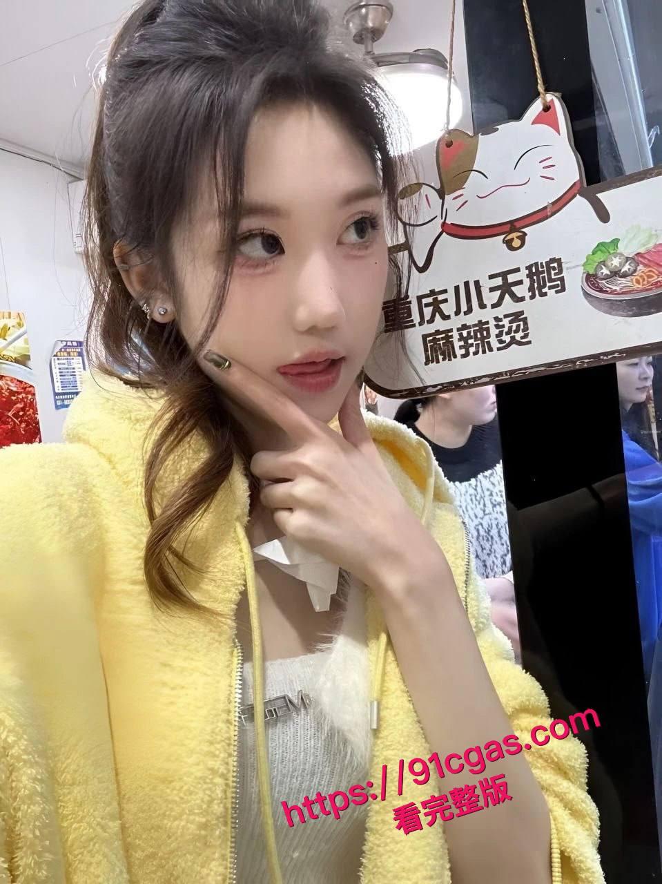 重庆大学超搞颜值母狗萝·莉徐紫茵 被刚交往的男友大叔调教，露脸口交鸡-1