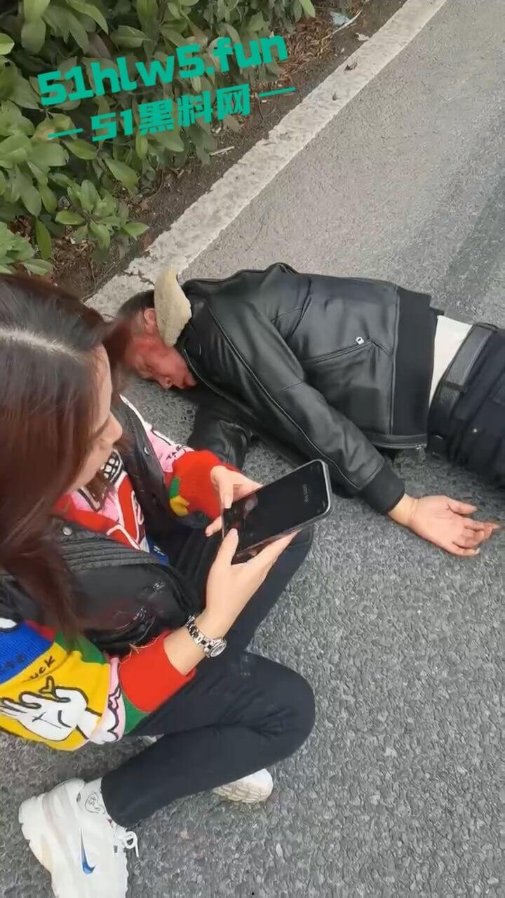 苏州出轨大妈偷会情夫,被儿子开路虎狂追别停,秃头情夫被当街暴打小命归西。-9