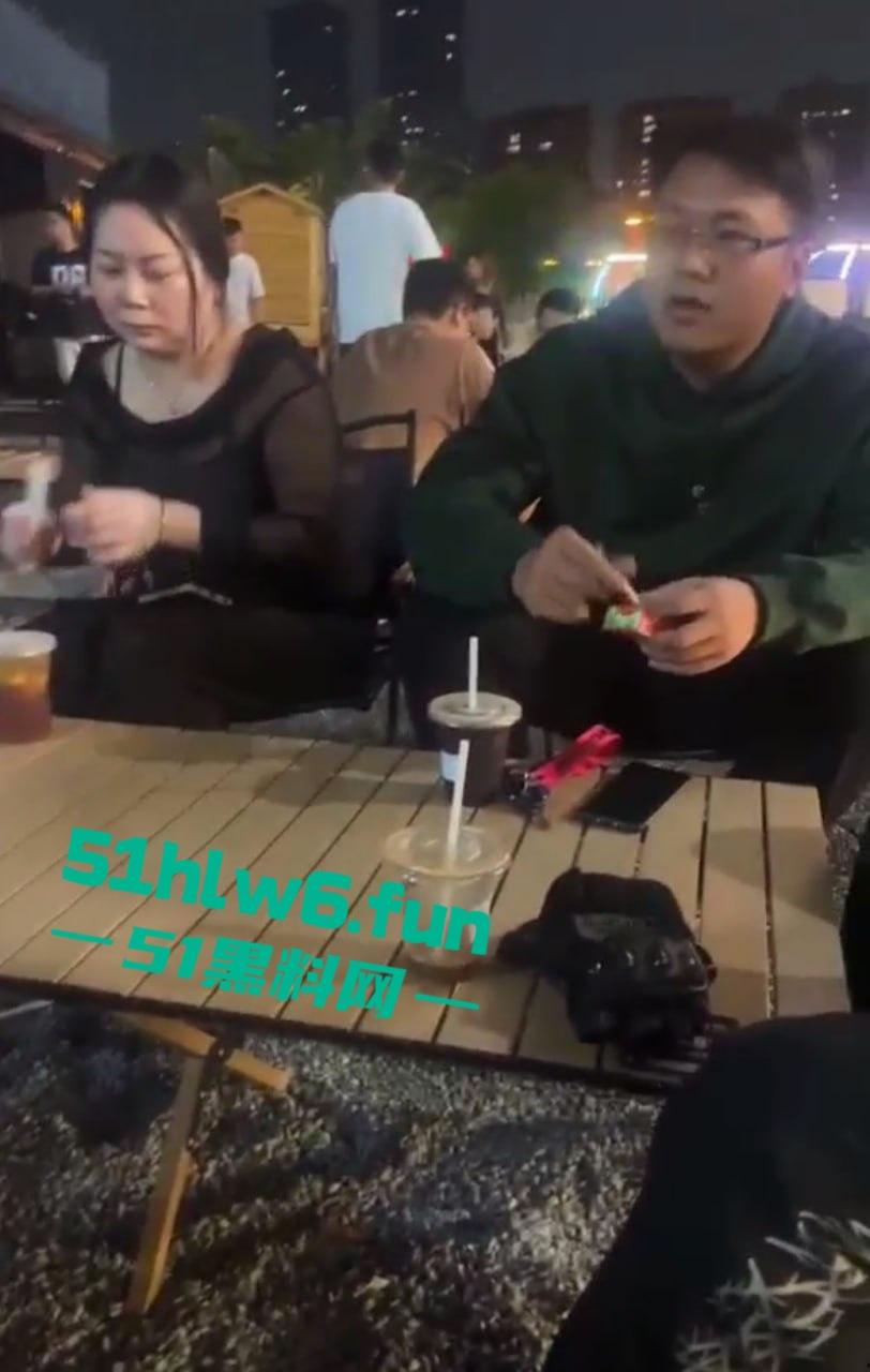 独家曝光!广东小伙约炮遇照骗 网上清纯萌妹线下粗腰胖腿 实在吃不下连夜哄走!-3