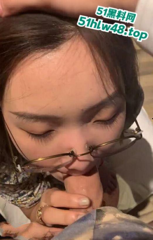 呼和浩特鹏辉地产中介【杨梦琪】B罩杯骚逼母狗和男友在一起三年，竟还藏微信小号约炮！-7