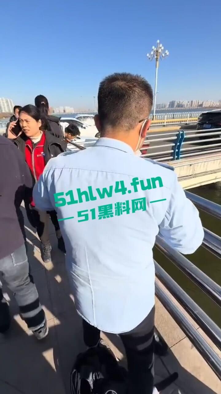 山东临沂跳桥事件,男子因分手想不开跳河自杀被英勇大叔救下,大叔跳下去那一刻真帅。-3