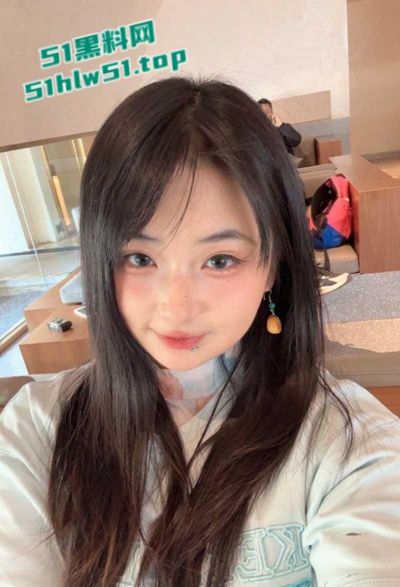 广东佛山大学生【陈艺蕾】大量私拍自慰视频流出，绝色尤物喜欢各种玩具来满足空虚的小穴！-1