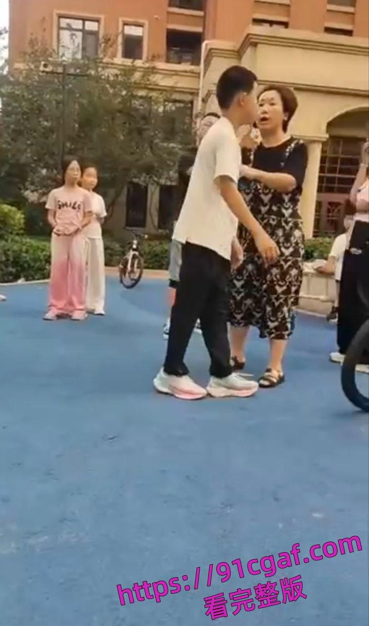 辽宁营口鲅鱼圈 3名成年人轮番殴打未成年小孩 男孩母亲曝光遭威胁-1