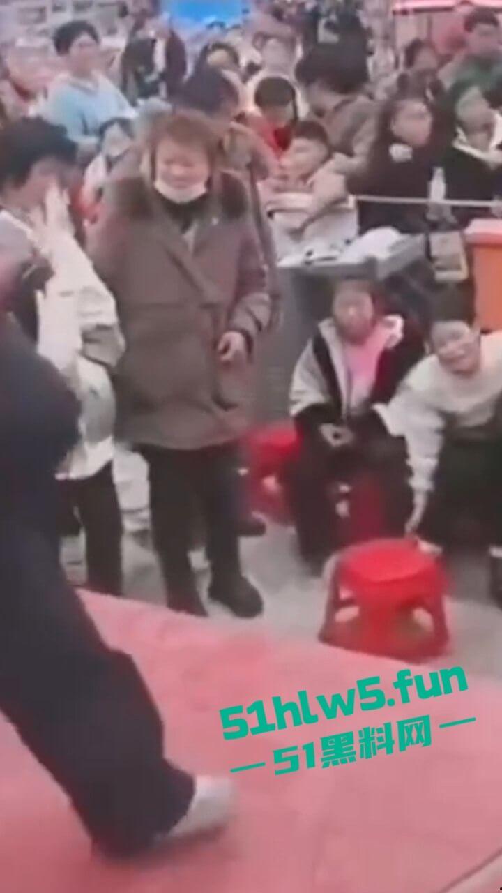 河南镇平庙会游乐设施发生故障致一家三口瞬间高空坠落,一死两伤现场惨不忍睹。-3