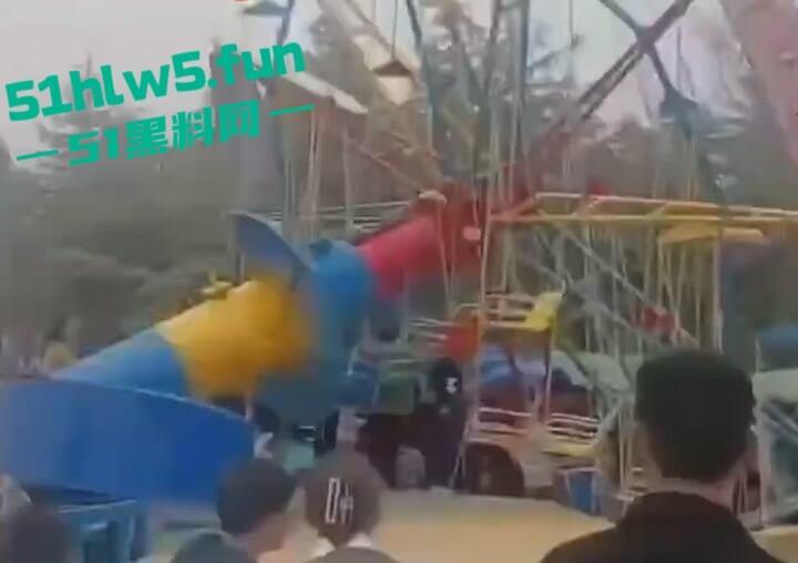 河南镇平庙会游乐设施发生故障致一家三口瞬间高空坠落,一死两伤现场惨不忍睹。-8