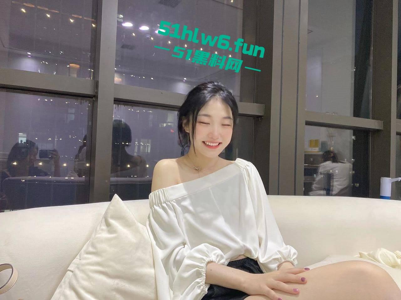 清纯颜值白富美【张欣玥】表面富家千金,背地里骚母狗一条给主人深喉吃屌淫靡喘息,大量不雅视图流出。-3