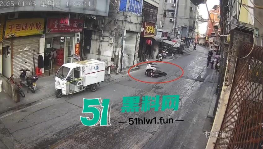 浙江温州网传一位【环卫工人】故意乱扔油污垃圾还用铲子捅破，导致多名骑行人摔倒。-2