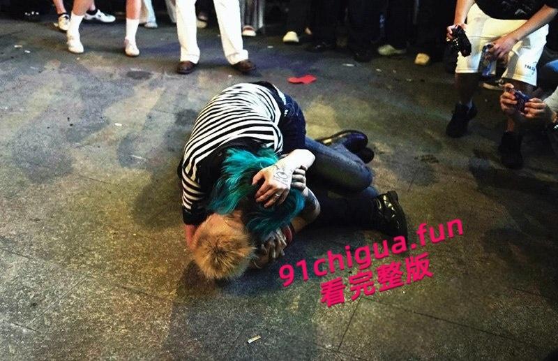 热搜的杀马特新婚夫妇【唐康】【刘雨洁】闪婚闪离,跳起来领证的快感就像高潮,满足广大网友的吃瓜!-8