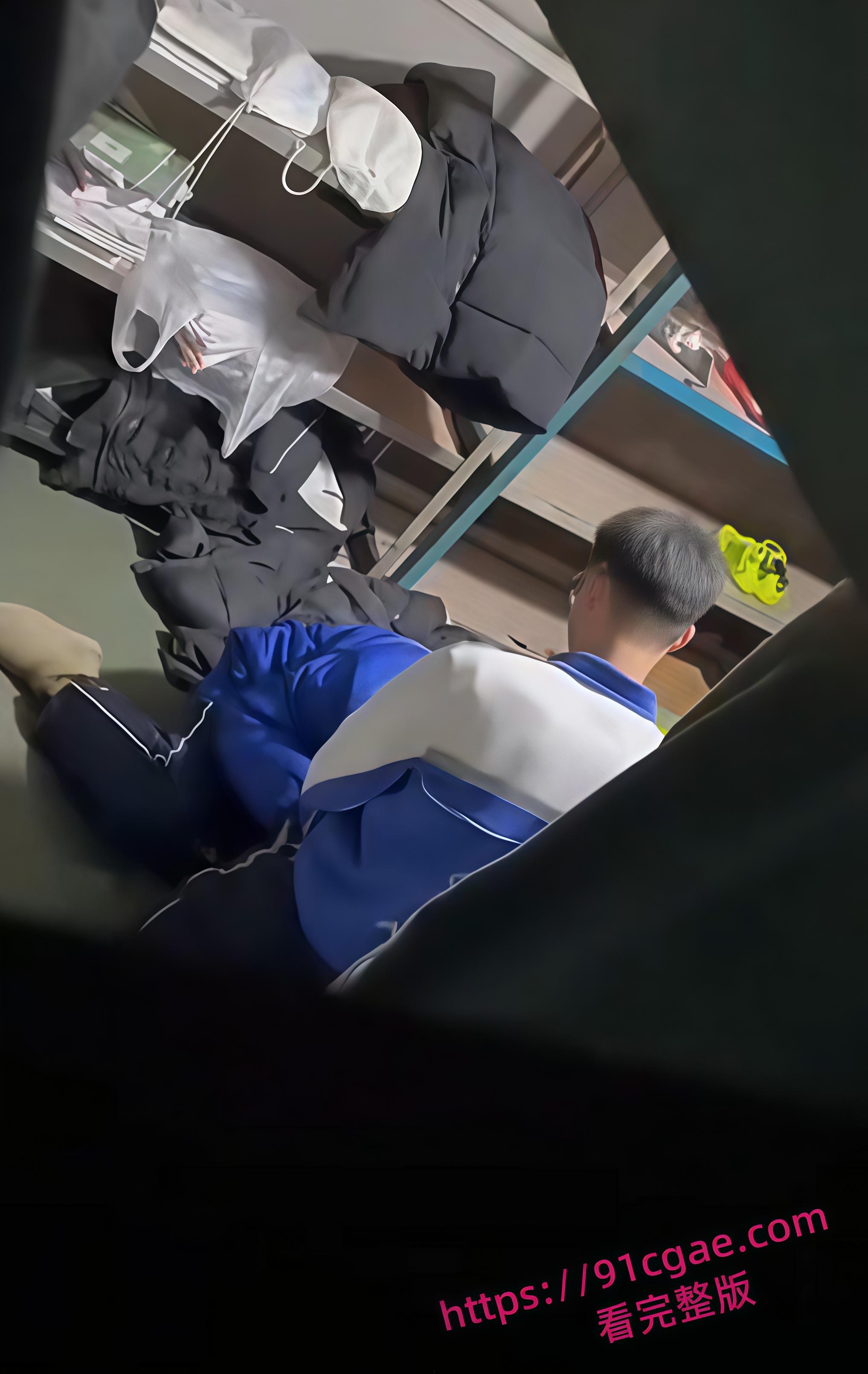 早熟大学生储藏室偷情翻车 教室后门少女翘臀撅起口交吞精 吐到塑料袋中打包带走 骚劲十足!-1