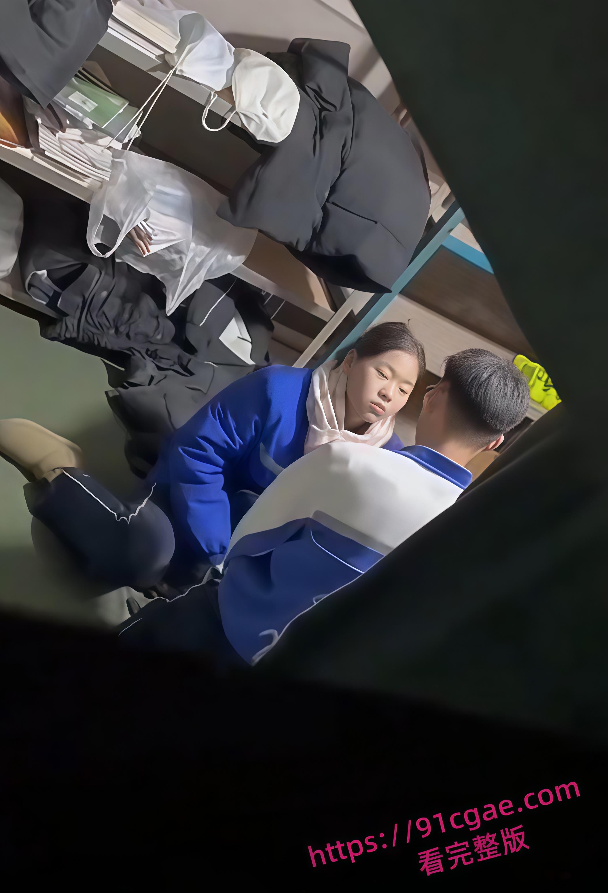 早熟大学生储藏室偷情翻车 教室后门少女翘臀撅起口交吞精 吐到塑料袋中打包带走 骚劲十足!-2