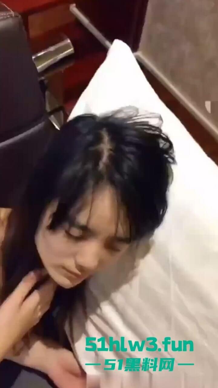 浙江00后反差婊【叶雨婷】被金主包养，灌醉后各种调教强制深喉呕吐再灌肠肛塞 ！-2