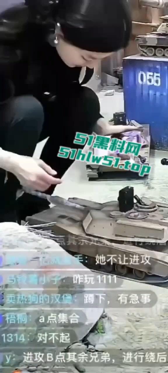 抖音主播【鑫荣佳RC坦克大战】美女主播,疯狂暗示擦边,大坦克的金枪差点插入进去,引发网友围观!-6