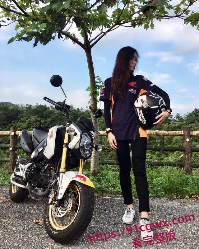 骑着重机风驰电掣是男人的梦,毕竟骑重机的正妹是梦里也难寻,这次阿破献上爱骑重机的美女,圆满这场素肚与激情的梦。-2