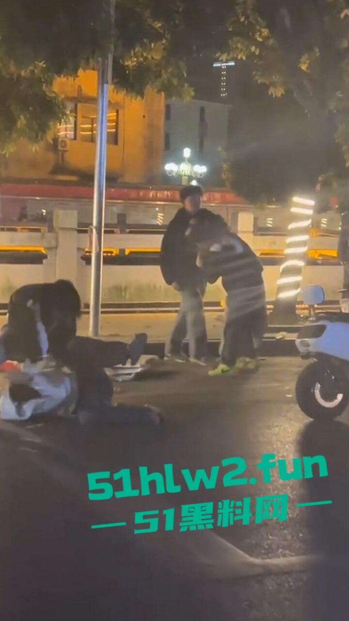 精神小伙街边斗殴为了女友逞面现场视频，骑电瓶车带人围殴一群人殴打两个人，目前几人已经被逮捕。-4