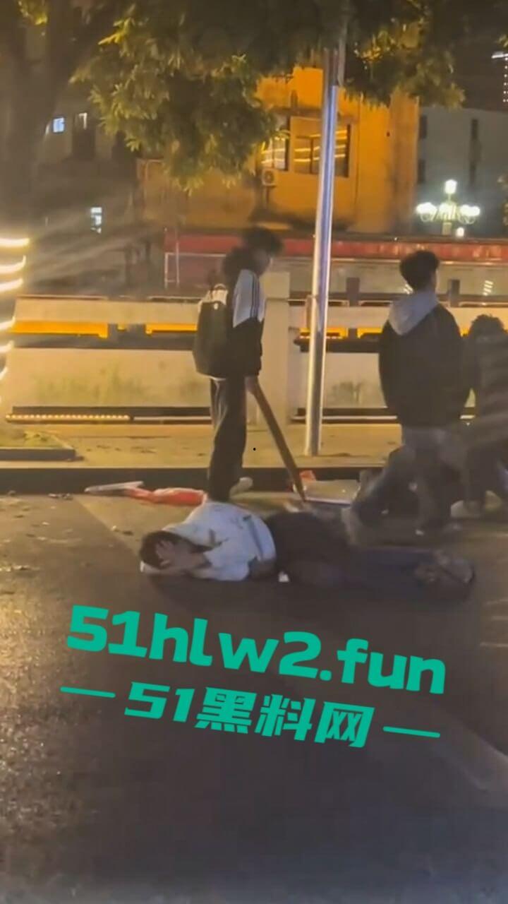 精神小伙街边斗殴为了女友逞面现场视频，骑电瓶车带人围殴一群人殴打两个人，目前几人已经被逮捕。-5