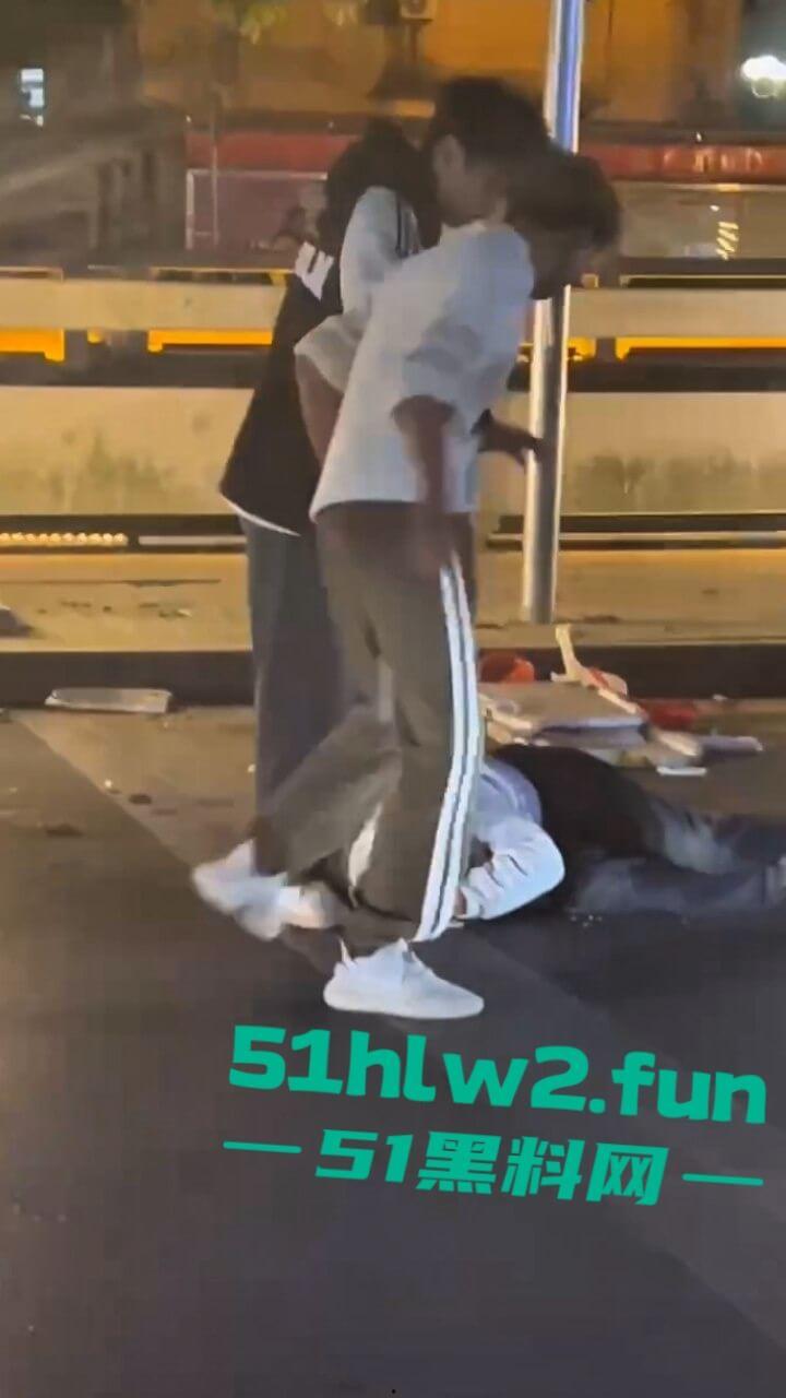 精神小伙街边斗殴为了女友逞面现场视频，骑电瓶车带人围殴一群人殴打两个人，目前几人已经被逮捕。-7