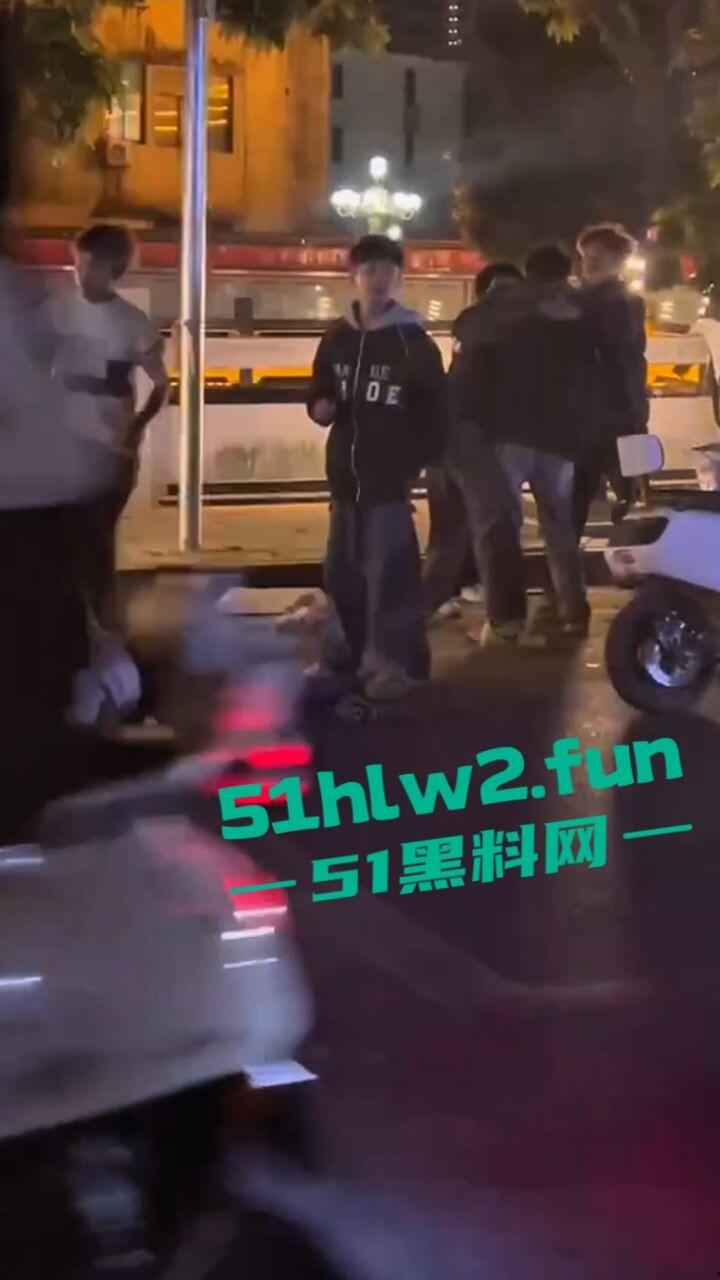 精神小伙街边斗殴为了女友逞面现场视频，骑电瓶车带人围殴一群人殴打两个人，目前几人已经被逮捕。-8