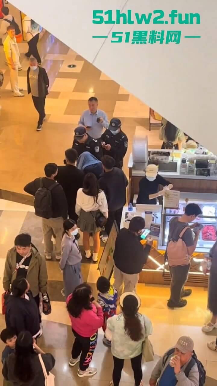 哪个抄底大神断更了?深圳皇庭广场小伙偷拍妹子裙底被其男友当场抓获,真是社死!-5