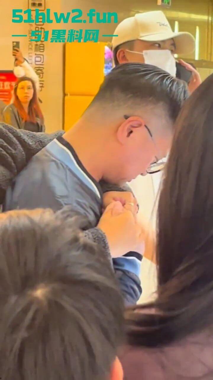 哪个抄底大神断更了?深圳皇庭广场小伙偷拍妹子裙底被其男友当场抓获,真是社死!-7