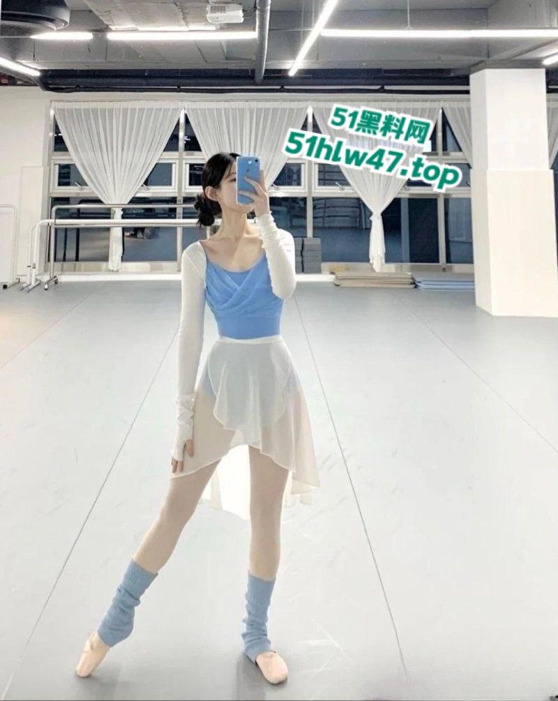 四川大学锦江学院,舞蹈系的校花【罗钰爽】完美身材人间尤物,一字马展示完美酮体。-10